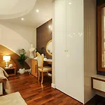 بيت ضيافة Silver & Gold Luxury 4*