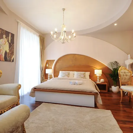 Silver & Gold Luxury Konukevi 4*