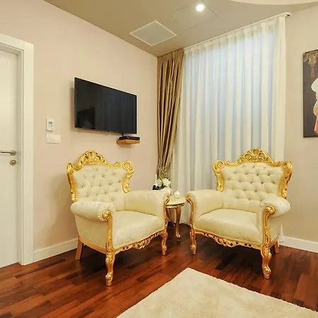 Silver & Gold Luxury بيت ضيافة زادار