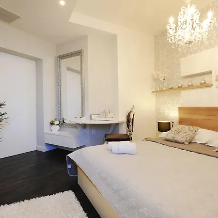 Silver & Gold Luxury Πανσιόν Ζαντάρ